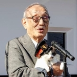 　和歌山電鉄の小嶋光信社長に抱かれる貴志川線貴志駅３代目猫駅長に就任した猫の「よんたま」＝７日午前、和歌山県紀の川市