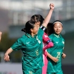 　暁星国際-柳ケ浦　後半、自身２点目のゴールを決めガッツポーズする柳ケ浦・田淵＝三木総合防災公園陸上競技場