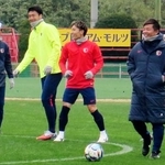 　練習を見守るＪ１鹿島の鬼木監督（右端）＝茨城県鹿嶋市