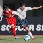 　鹿島学園-神村学園　後半、競り合う鹿島学園・阿南（左）と神村学園・原口＝三木総合防災公園陸上競技場