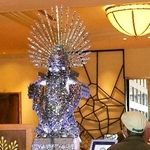 　名古屋マリオットアソシアホテルに展示されているステンドグラス製の甲冑＝７日午前、名古屋市