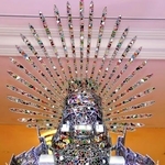 　名古屋マリオットアソシアホテルに展示されているステンドグラス製の甲冑＝７日午前、名古屋市