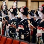 　京都の花街の仕事始めに当たる「始業式」で、誓いの言葉を唱和する舞妓ら＝７日午後、京都市東山区