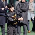 　阪神の新人合同自主トレで、笑顔で調整する立石＝ＳＧＬ尼崎