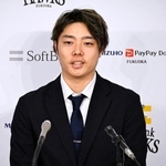 　契約更改し、記者会見するソフトバンク・松本裕＝７日、みずほペイペイドーム