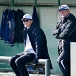 　初練習を見守るジェイプロジェクトの二岡智宏新監督（左）＝愛知県半田市