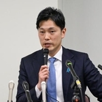 　記者会見する兵庫県の奥谷謙一県議＝７日午後、神戸市中央区