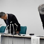 　記者会見で謝罪する栃木県教育委員会の幹部ら＝７日午後、県庁