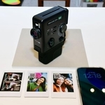 　富士フイルムの新製品「インスタックス　ミニ　エヴォ　シネマ」＝７日、東京都港区