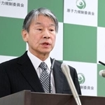 　記者会見する原子力規制委の山中伸介委員長＝７日午後、東京都港区