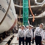 　ＯＤＡで支援する地下鉄の建設現場を視察する自民党の小林政調会長（右から２人目）＝７日、マニラ（共同）