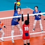 　鳥栖商-銀河学院　第２セット、スパイクを決める銀河学院・畠山（２）＝東京体育館