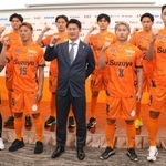 　新体制発表で撮影に応じるＪ１清水の選手たち＝７日、静岡市