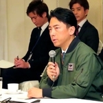　沖縄県名護市の渡具知武豊市長らと面会する小泉防衛相＝７日午後、那覇市