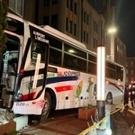 　建物に衝突したリムジンバス＝７日午後１０時１６分、神戸市中央区