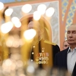 　７日、モスクワ郊外の教会を訪れたプーチン大統領（ロイター＝共同）