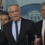 　米ホワイトハウスで記者会見するケネディ厚生長官（中央）＝７日、ワシントン（ゲッティ＝共同）