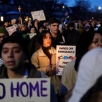 　米移民・税関捜査局員に撃たれ死亡した女性を追悼集会に集まった人たち＝７日、米中西部ミネソタ州ミネアポリス（ロイター＝共同）