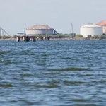 　ベネズエラ北西部の石油貯蔵タンク＝７日（ＡＰ＝共同）