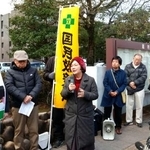 　第５次再審請求の申し立てのため、鹿児島地裁前に集まった「大崎事件」の弁護団と支援者＝８日午前