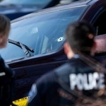 　銃弾でフロントガラスに穴が開いた車＝７日、米中西部ミネソタ州ミネアポリス（ゲッティ＝共同）