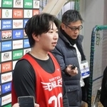 　新人合同練習初日に、報道陣の取材を受ける楽天ドラフト２位の伊藤樹＝８日、楽天モバイル最強パーク宮城