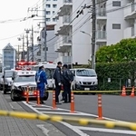 　現場のマンション周辺に集まる警察官ら＝８日午後２時５３分、東京都大田区
