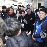 　新人合同練習を終え、記者の質問に答えるＤｅＮＡドラフト１位の小田（右端）＝８日、神奈川県横須賀市