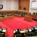 　政府に非核三原則の堅持を求める意見書を賛成多数で可決した長崎市議会の臨時議会＝８日午後