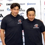 　記者会見で肩を組むラグビー元日本代表の中村亮土（左）と流大＝８日、東京都府中市