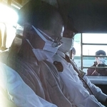 　送検される富田健一容疑者（手前）＝２日、群馬県警高崎北署
