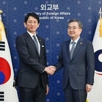 　韓国の趙顕外相（右）と握手する自民党の小林政調会長＝８日、ソウル（共同）