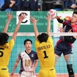 　東山-鎮西　第１セット、スパイクを放つ東山・岩田（右）＝東京体育館