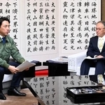 　沖縄県の玉城デニー知事（右）と会談する小泉防衛相＝８日午後、沖縄県庁