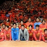 　Ｊ１名古屋の新体制発表会で、サポーターと記念写真に納まるペトロビッチ新監督（中央）と選手たち＝８日、名古屋市