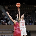 　富士通-トヨタ紡織　第１クオーター、シュートを放つ富士通・宮沢＝代々木第二体育館