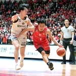 　宇都宮-千葉Ｊ、第４クオーター、競り合う宇都宮・小川（左）と千葉Ｊ・富樫＝国立代々木競技場