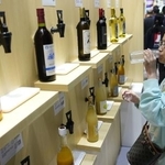 　「中国国際輸入博覧会」に出展したジェトロのブースに用意された、日本酒などの試飲コーナー＝２０２５年１１月、中国上海市（共同）