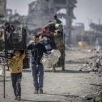 　ガザ地区を歩くパレスチナ人の家族＝２１日（ゲッティ＝共同）