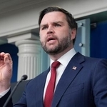 　米ホワイトハウスで記者会見するバンス副大統領＝８日、ワシントン（ＡＰ＝共同）