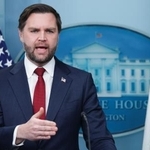 　記者会見するバンス米副大統領＝８日、ホワイトハウス（ゲッティ＝共同）