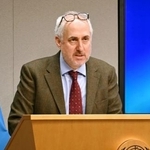 　８日、米ニューヨークの国連本部で記者会見するドゥジャリク事務総長報道官（共同）　