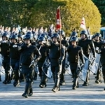 　警視庁の「年頭部隊出動訓練」で行進する機動隊＝９日午前、東京都新宿区