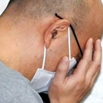 　送検のため警視庁綾瀬署を出る粟津彰容疑者＝９日午前７時３８分