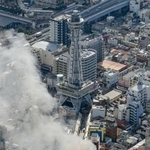 　大阪市浪速区の火災現場。奥は通天閣＝９日午前１１時１７分（共同通信社ヘリから）