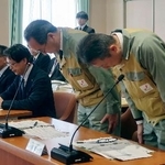 　静岡県御前崎市議会の原子力対策特別委員会臨時会合で、頭を下げる中部電力の豊田哲也原子力本部長（右から２人目）ら＝９日午前