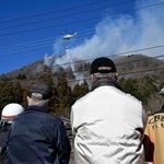 　延焼が続く扇山で消火活動に当たるヘリコプター＝９日午前１０時２７分、山梨県上野原市