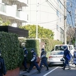 　殺人事件があったマンションに入る警視庁の捜査員＝９日午前９時５０分ごろ、東京都大田区