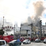 　大阪市浪速区で発生した建物火災＝９日午前１１時１３分