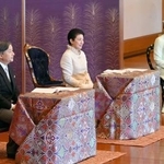 　「講書始の儀」で講義を受けられる天皇、皇后両陛下と愛子さま＝９日午前、宮殿・松の間（代表撮影）